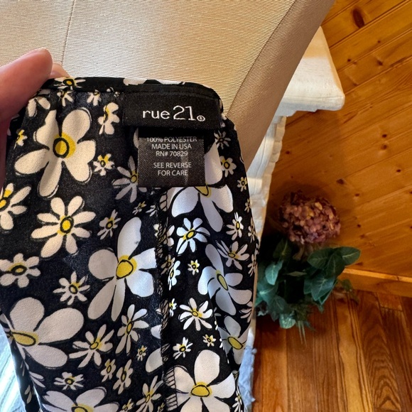 TRADED 💖 Daisy Cropped Spaghetti Strap Top - Picture 5 of 5